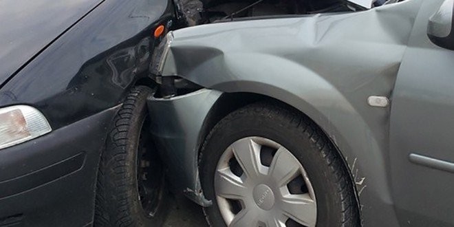 Beat la volan, a intrat într-o mașină situată în afara carosabilului