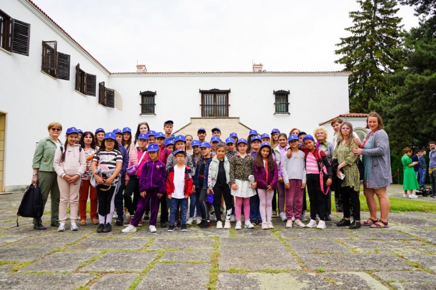 : Comunicat - 200 copii din proiecte sociale ale Fundatiei Regale invitati la Palatul Elisabeta si Domeniul Regal Savarsin