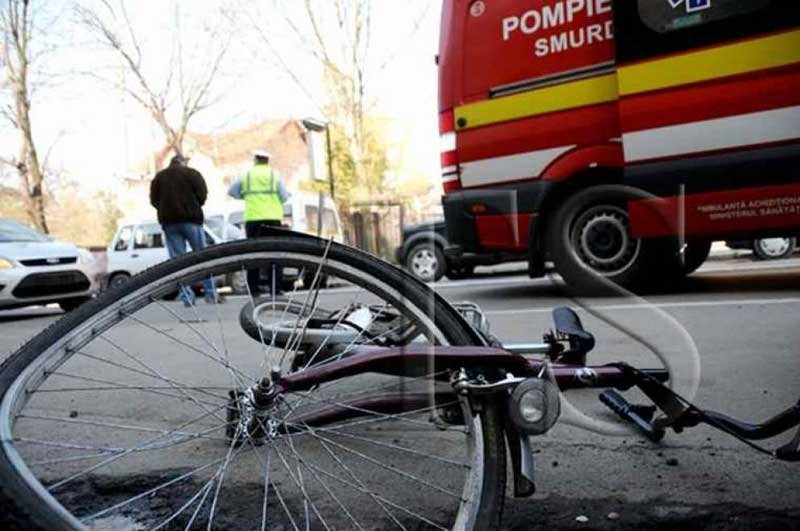 Un biciclist „s-a înfipt” în portiera unui taximetru