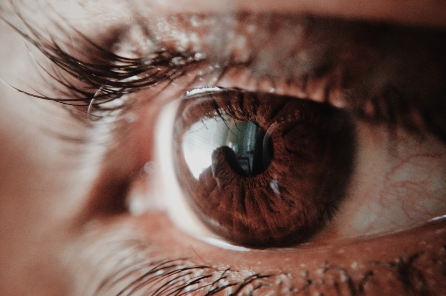 Cauzele și posibilele afecțiuni asociate cu ochii care lăcrimează frecvent