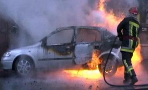 O mașină a luat foc pe strada Andrei Șaguna