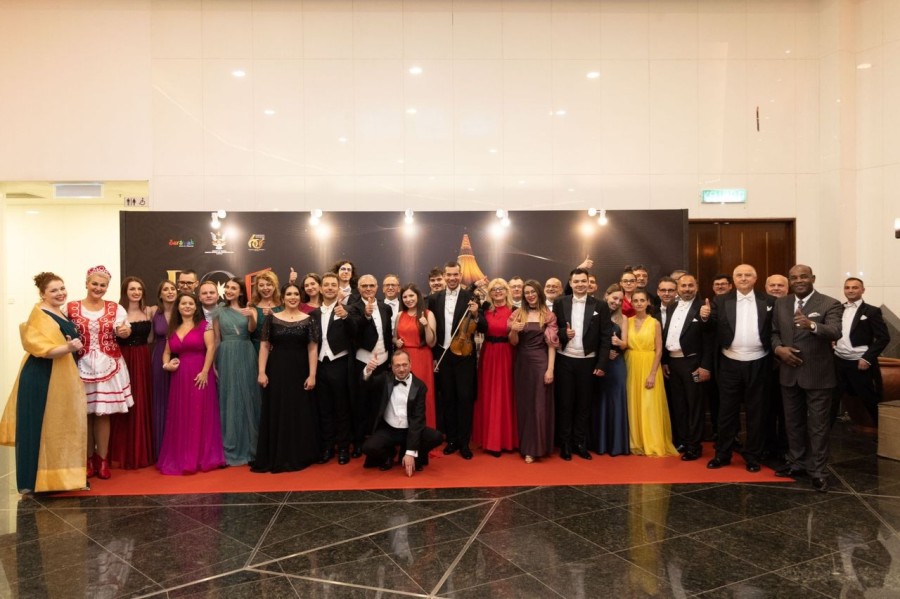 Orchestra Operei Vox, decorată de Primul Ministru în Malaezia, revine în ţară pentru Regalul Vienez