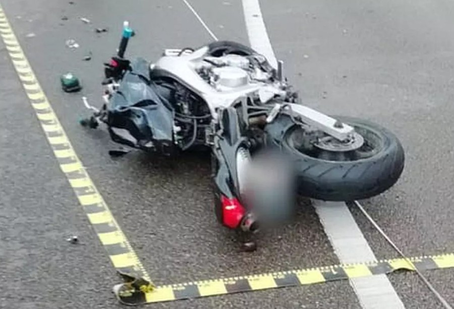 Un motociclist a fost lovit de mașină pe podul din Subcetate / UPDATE: Motociclistul a pierdut controlul asupra direcției de deplasare