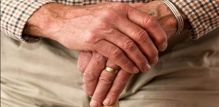 Un pensionar român a rămas fără economiile de-o viață în urma unui apel promițător. Cum i-au sustras escrocii 94.000 de lei din cont