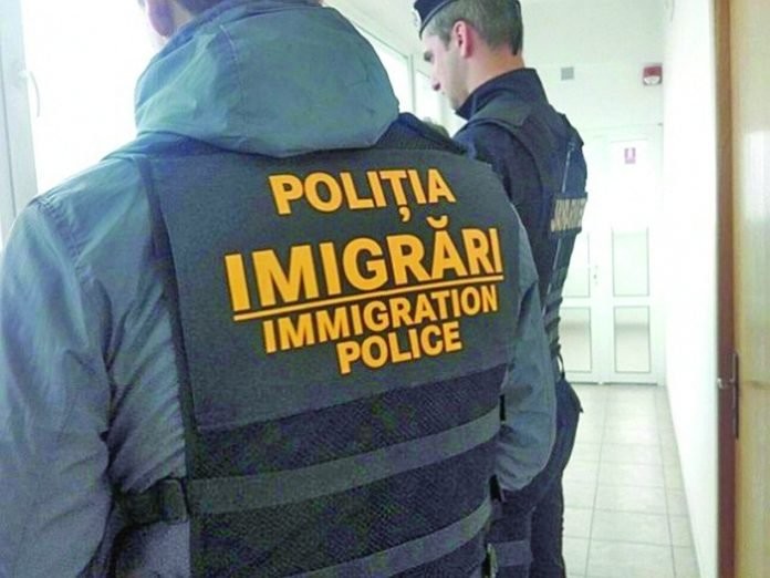 Opt străini au fost îndepărtaţi sub escortă din ţară de poliţiştii de Imigrări