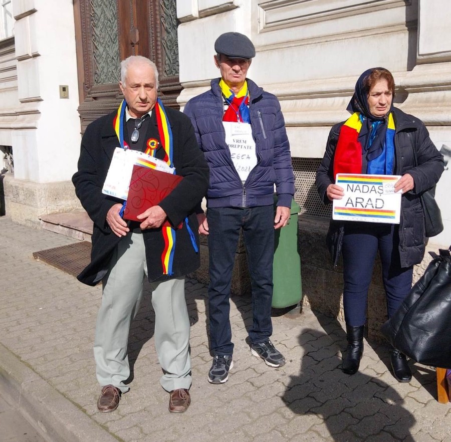 Parastas ridicat în fața unei instituții din Arad; mai mulți protestatari au aprins lumânări (FOTO)