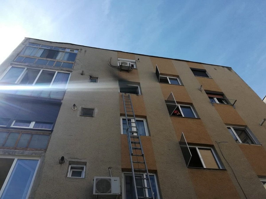 Persoană căzută de la etajul 7 al unui bloc de locuințe din municipiul Arad