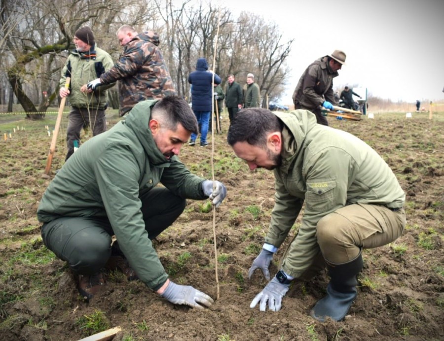 Ministrul Mediului, Apelor și Pădurilor și Directorul General al Romsilva au marcat debutul Lunii Plantărilor Arborilor printr-o acțiune de împădurire la Direcția Silvică Bacău