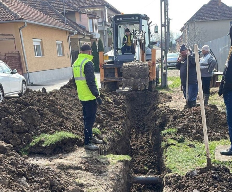 Rețea nouă de apă pe o stradă din Sebiș (FOTO)