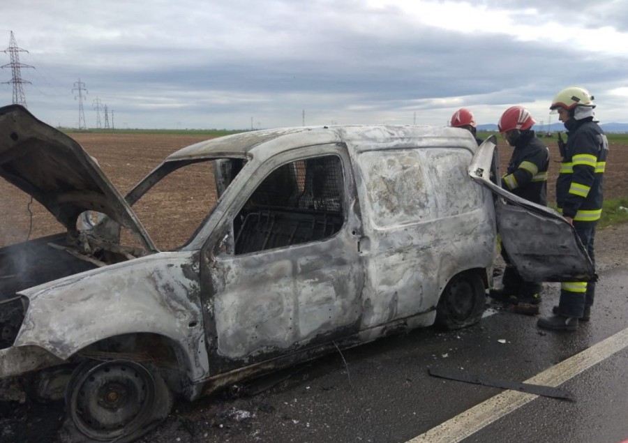 Incendiu izbucnit la un autoturism pe șoseaua de centură a municipiului Arad