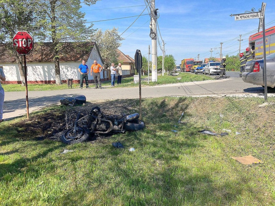 Accident rutier urmat de incendiu între o motocicletă și un autoturism pe raza localității Mândruloc