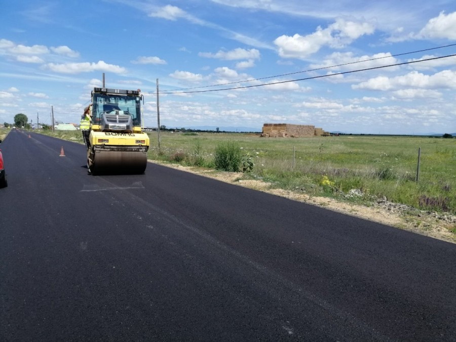 La cei 644 km de drumuri județene modernizați de CJA se adaugă încă 200 km de covoare asfaltice noi