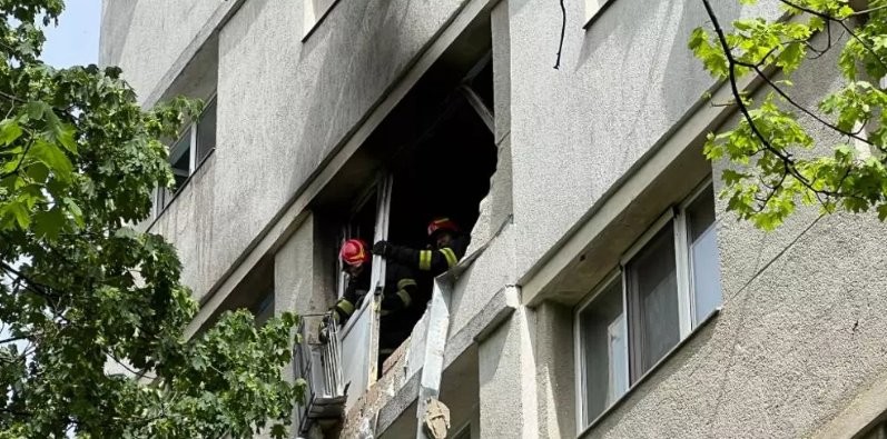 Un apartament a luat foc după explozia unei TROTINETE electrice; zeci de oameni s-au autoevacuat din bloc