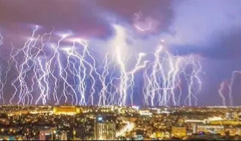 Prognoza meteo lunară. Primăvară cu accent de toamnă. Anticiclon termic, furtuni electrice, vijelii şi grindină