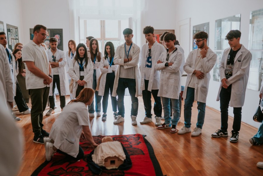 Organizată de Liga studenților UVVG, O nouă ediție MediCamp la Castelul din Macea