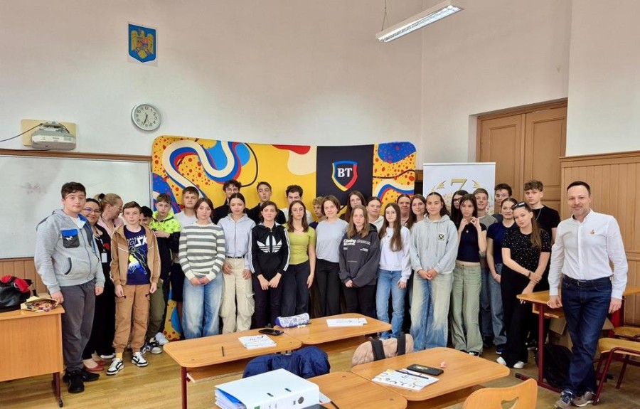 Tinerii învață responsabilitatea financiară prin educație și voluntariat, în cadrul proiectului „Cunoaștere 360”