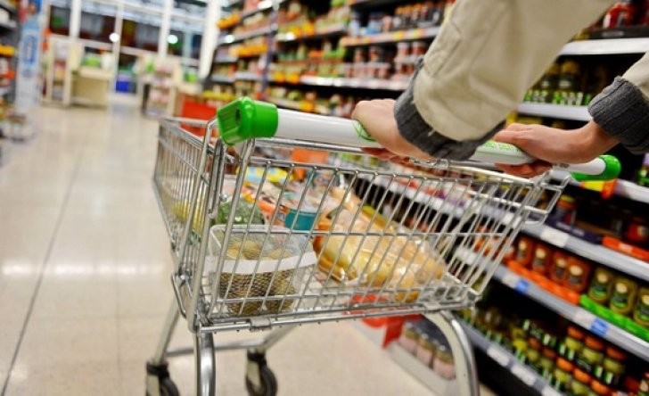 Aradul, față-n față cu coșul zilnic: alimentele „mănâncă” peste trei sferturi din venituri, deși scumpirile au fost printre cele mai mici din țară