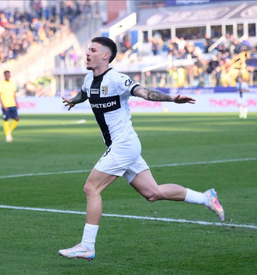 Dennis Man dorit de o fostă campioană din Serie A