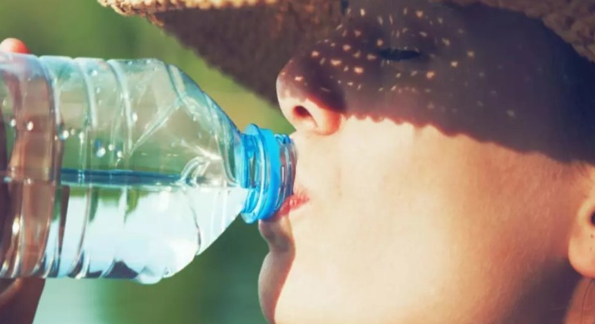 Ce se întâmplă dacă bei apa dintr-un recipient din plastic lăsat la soare? La ce riscuri te expui?