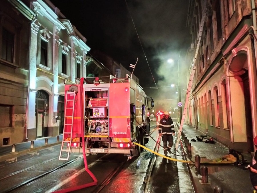 Două persoane intoxicate cu fum într-un incendiu de pe str. Tribunul Dobra