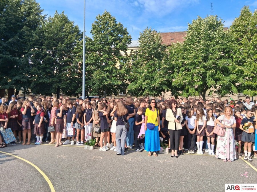 Prima zi de școală: festivitate de deschidere organizată de dragul copiilor care pășesc pentru prima dată în clase (FOTO)