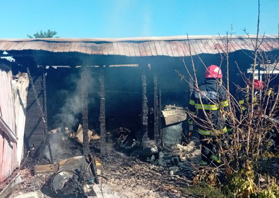 Incendiu izbucnit la o anexă gospodărească din orașul Curtici