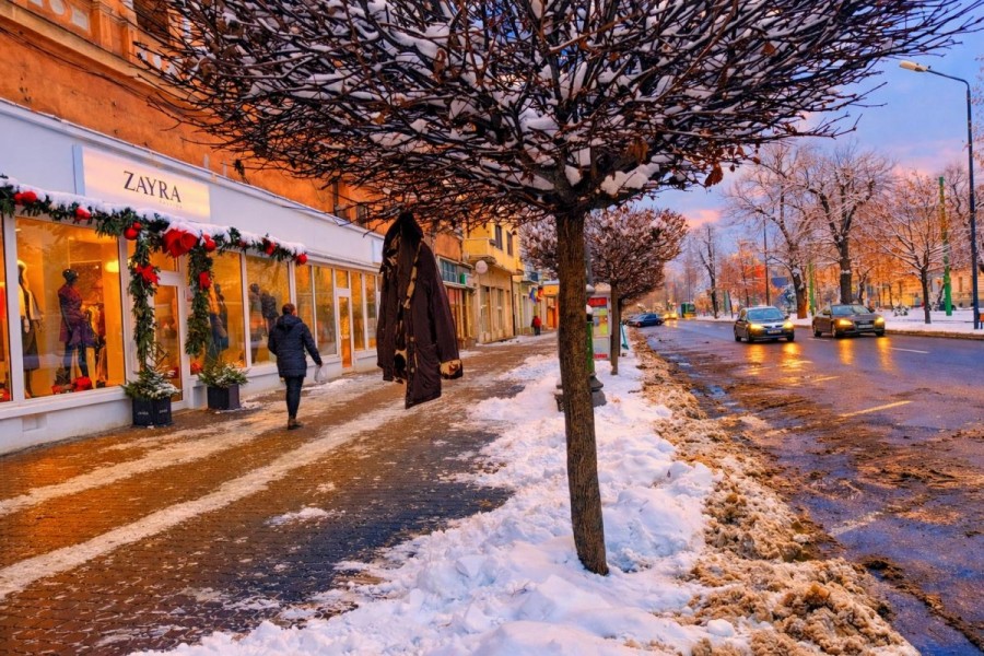 Aradul în iarnă, cu haine de firmă atârnând prin copaci