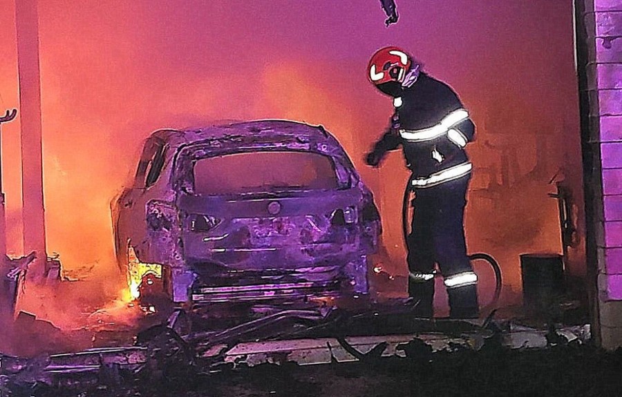 Intervenție pentru stingerea unui incendiu izbucnit la un garaj