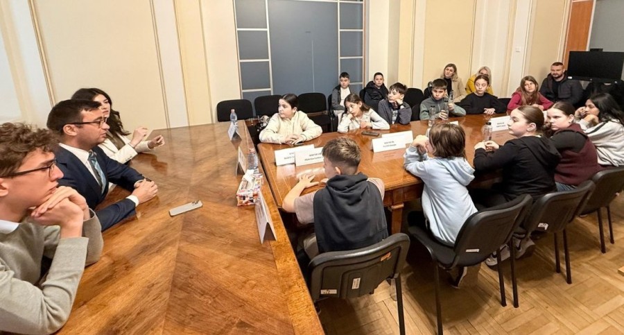 Un grup de elevi arădeni în vizită la Palatul Parlamentului. Glad Varga: „Cel mai mult mi-a plăcut dialogul cu ei”