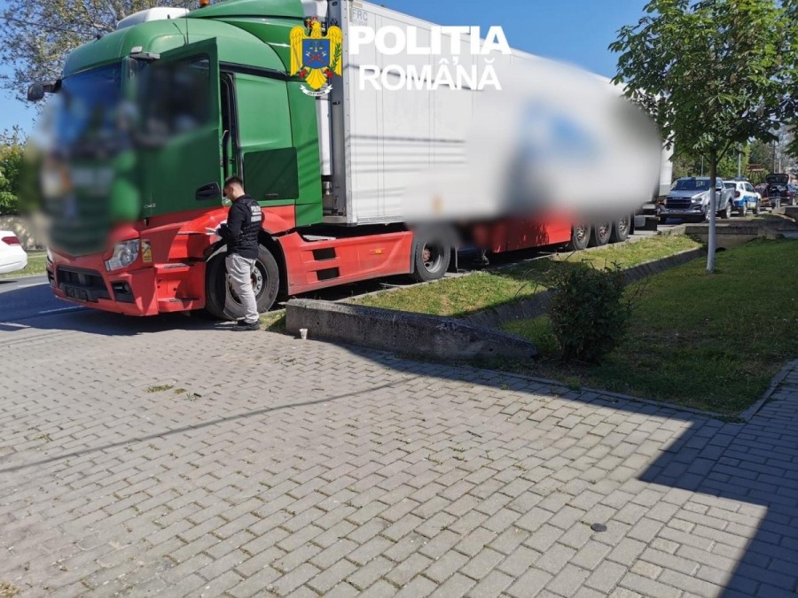 Țigări de contrabandă de peste un milion de euro și camionul cu care erau transportate au picat în plasa polițiștilor (FOTO)