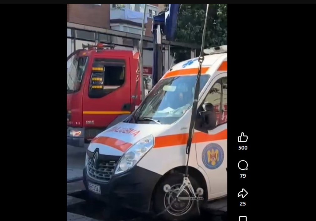 Au căzut cu ambulanța într-o fântână arteziană de pe Aleea Borsec (VIDEO)