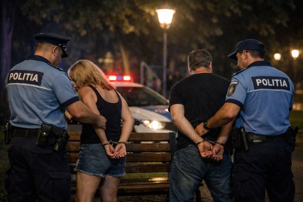 Conflict între adolescenți rezolvat de părinți cu pumnii; Poliția a intrat pe fir și s-a lăsat cu rețineri