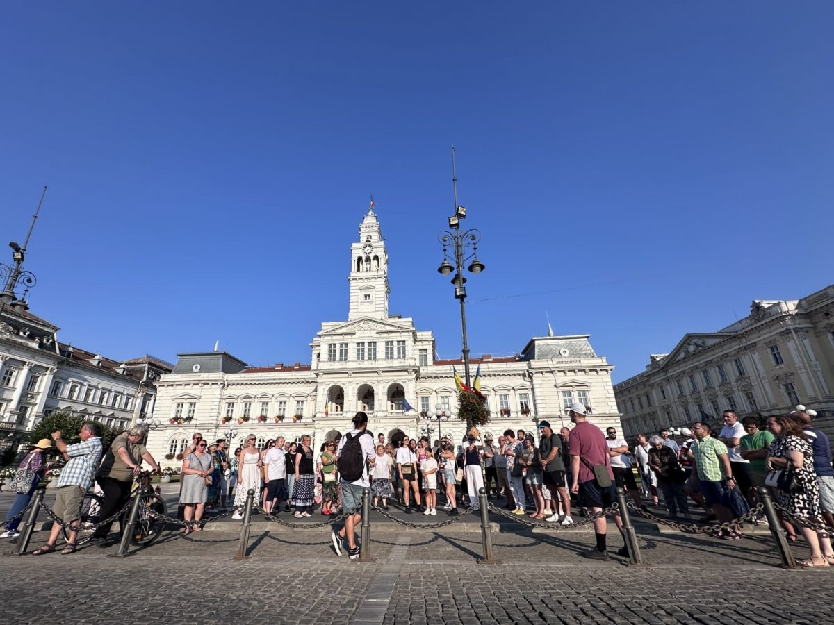 Peste 100 de participanți la turul Arad Free Tours dedicat arhitectului Milan Tabakovici