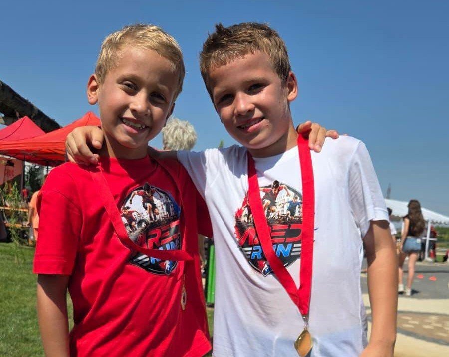 Frații Lucas și Matei Cotuna, elevi ai CN „Preparandia – Dimitrie Țichindeal”, câștigă ARed Run și donează premiile în scop caritabil (FOTO)