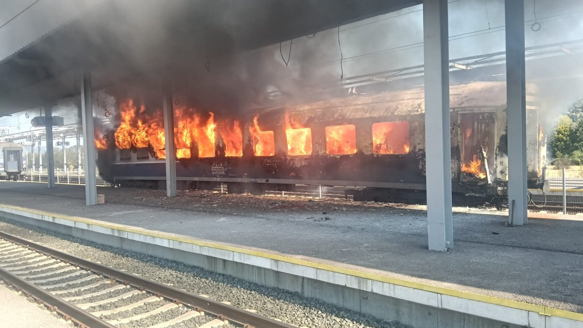 Intervenție pentru stingerea unui incendiu produs la un vagon de călători în stația Ilteu