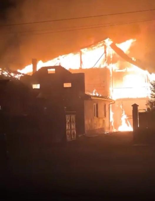 Incendiu devastator la o casă din Felnac: acoperișul și trei încăperi au ars. Pompierii au intervenit în toiul nopții VIDEO