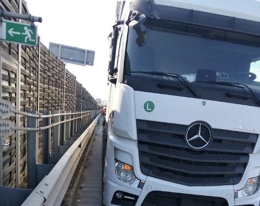 Update - Accident pe autostrada A1, la km 540. Două autotrenuri implicate. Un bărbat a ajuns la spital