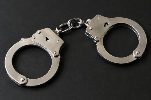 Cinci persoane, trimise în judecată într-un dosar de viol și agresiuni asupra unei femei, în județul Arad. Alți doi inculpați sunt acuzați de complicitate și influențarea declarațiilor