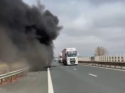 Accident în lanț cu cinci autoturisme pe Autostrada A1, la kilometrul 512. DRDP Timișoara: Traficul se desfășoară pe banda de urgență