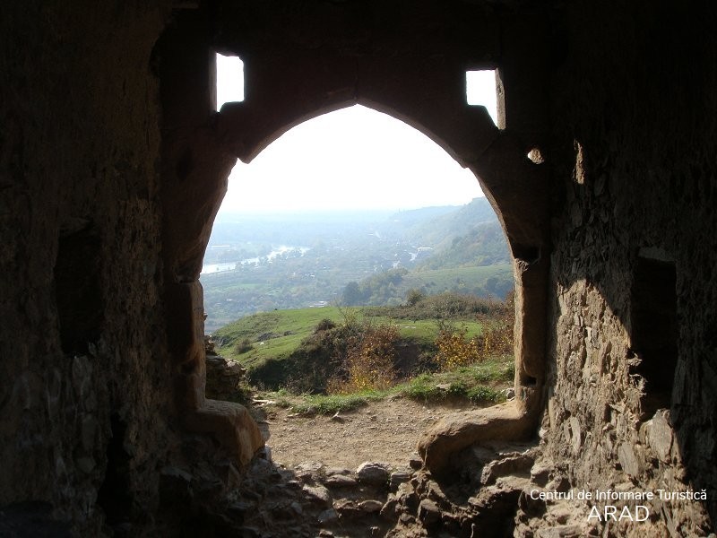 Cetatea Șoimoș, dealul „Cioaca Tăutului”, cartier Şoimoş, oraşul Lipova